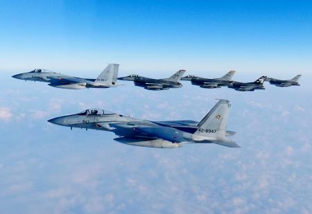 日米戦闘機訓練、爆撃機も加わる 対北朝鮮、即応態勢アピール（共同