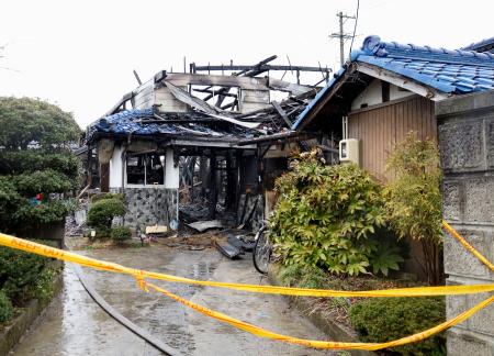 　長野市の住宅火災現場＝１８日午前