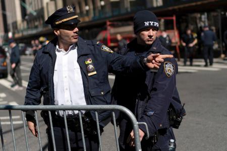 　２１日、米ニューヨークで、裁判所の庁舎近くに柵を設置する警察官ら（ＡＰ＝共同）