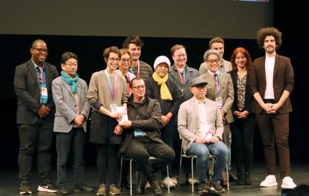 　「第１回新潟国際アニメーション映画祭」長編コンペティション部門の授賞式で写真撮影に応じる審査員や監督ら＝２２日午後、新潟市