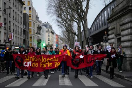 　仏政府の年金制度改革法案に抗議する人たち＝２２日、パリ（ＡＰ＝共同）