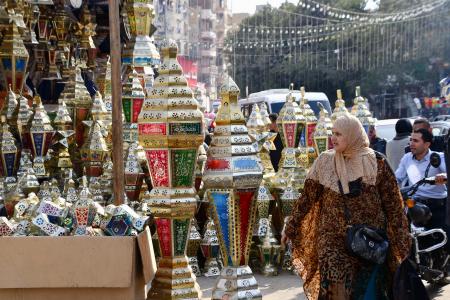 　ラマダン用の伝統的な装飾品のランプ「ファヌース」を売る市場＝２１日、エジプト・カイロ（共同）
