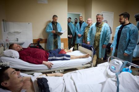 　ウクライナ東部ハリコフの病院を訪問したゼレンスキー大統領（右端）＝２２日（ウクライナ大統領府提供・ロイター＝共同）