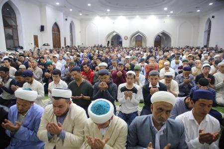 　２２日、ウズベキスタン・タシケントで、祈るイスラム教徒（ゲッティ＝共同）