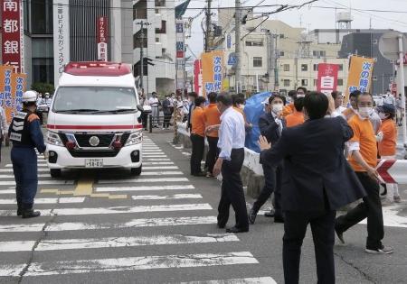 　安倍元首相が街頭演説中に銃撃され、騒然とする現場付近＝２０２２年７月８日、奈良市