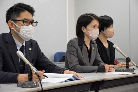 　私立清風高と運営法人「清風学園」の頭髪刈り上げを強制するなどの校則に対し、指導をやめるよう勧告したと発表する生徒側の弁護士＝２３日午前、大阪市