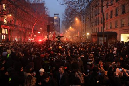 　２３日、パリで行われたデモの参加者（ＡＰ＝共同）