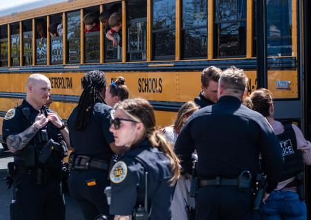 　銃撃の後、子供たちを乗せ家族が待つ教会へ到着したスクールバス＝２７日、米南部テネシー州ナッシュビル（ゲッティ＝共同）
