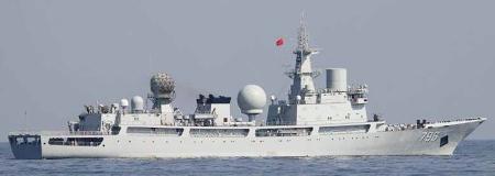 　対馬海峡を通過した中国海軍の情報収集艦（防衛省統合幕僚監部提供）