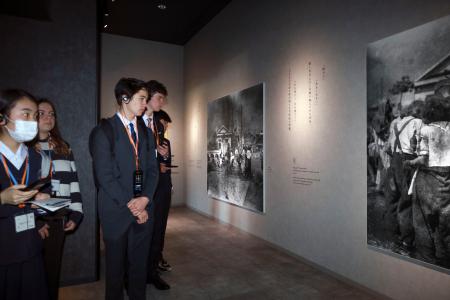 　「Ｇ７広島サミットジュニア会議」に参加し、原爆資料館を見学する高校生たち＝２８日、広島市