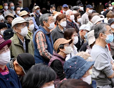 　千葉県議選候補者の街頭演説に集まった人たち＝３１日午後、ＪＲ柏駅前