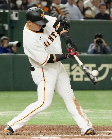 　６回巨人１死、中田翔が左中間に本塁打を放つ＝東京ドーム