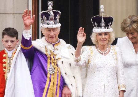英国王戴冠式後、バルコニーに姿　伝統の馬車で宮殿へ、王妃と並び