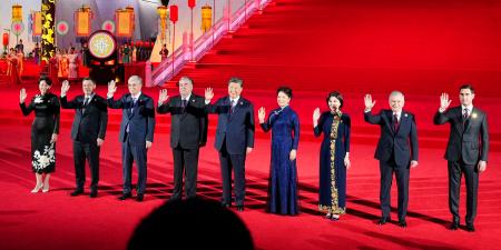 　「中国・中央アジアサミット」の歓迎式典で参加国の首脳らと記念写真に納まる中国の習近平国家主席（中央）＝１８日、中国陝西省西安（共同）