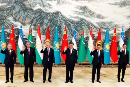 　「中国・中央アジアサミット」で参加国の首脳らと記念写真に納まる中国の習近平国家主席（右から３人目）＝１９日、中国陝西省西安（共同）
