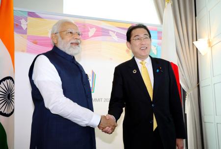 　会談を前にインドのモディ首相（左）と握手する岸田首相＝２０日午前、広島市（代表撮影）