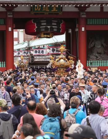 浅草三社祭「連合渡御」４年ぶり みこし百基、歓声の中練り歩く（共同