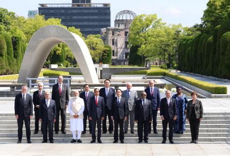 　広島市の平和記念公園で、記念写真に納まる岸田首相（前列右から４人目）とＧ７広島サミットの拡大会合に招待した各国首脳や国際機関のトップら＝２１日午前（代表撮影）
