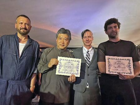 　「クィア・パルム賞」を受賞した是枝裕和監督（左から２人目）＝フランス・カンヌ