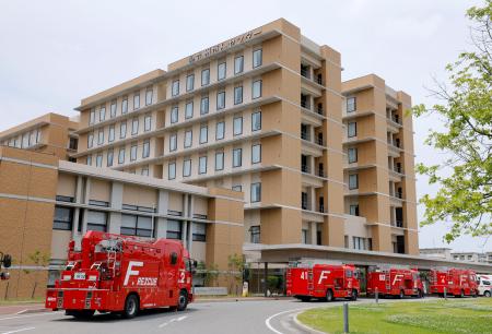 　国立病院機構九州がんセンターに集まった消防車両＝２７日午後０時４３分、福岡市南区