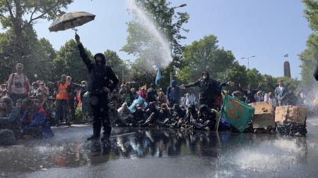 　オランダ・ハーグで警察に放水されるデモ隊＝２７日（ゲッティ＝共同）