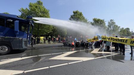 　オランダ・ハーグでデモ隊に放水する警察＝２７日（ゲッティ＝共同）