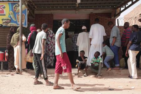 　スーダン・ハルツームでパン店に並ぶ人たち＝２７日（ＡＰ＝共同）