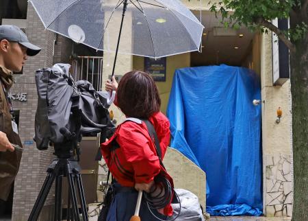 　全身を布で包まれた女性の遺体が見つかった雑居ビルの入り口＝３０日午前１０時２７分、熊本市中央区