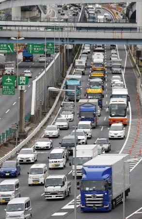 　混雑する首都高速道路＝２０１９年、東京都品川区