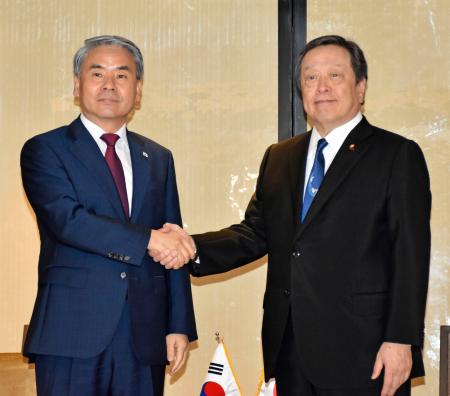 　浜田防衛相（右）は４日、韓国の李国防相と会談。レーダー照射問題の再発防止など関係修復を巡り協議した。日韓防衛相の会談は１９年以来、約３年半ぶり＝シンガポール