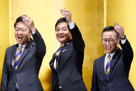 　国民民主党の政治資金パーティーで乾杯する玉木代表（中央）＝５日午後、東京都内のホテル