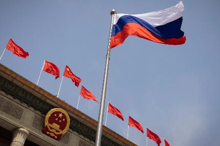 　５月、北京の人民大会堂前で掲揚されたロシアの国旗（ＡＰ＝共同）