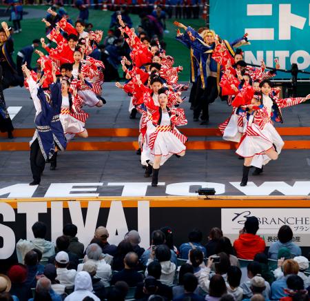 　札幌・大通公園で開幕した「第３２回ＹＯＳＡＫＯＩソーラン祭り」で踊る人たち＝７日午後