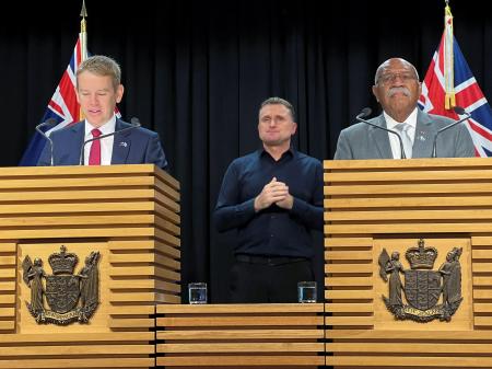 　７日、ウェリントンでニュージーランドのヒプキンス首相（左）と記者会見するフィジーのランブカ首相（ロイター＝共同）