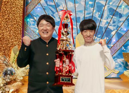 　ＮＨＫ上方漫才コンテストで優勝した「スナフキンズ」の松永ボディさん（左）と朝地亮介さん＝９日午後、大阪市中央区