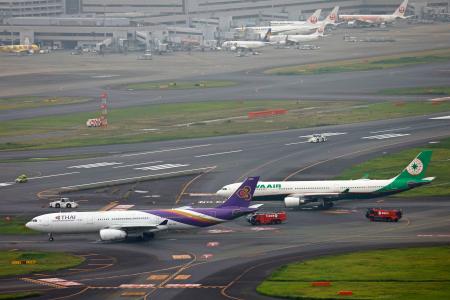　羽田空港の誘導路で接触したタイ航空機（左）とエバー航空機＝１０日午後０時１５分（共同通信社ヘリから）