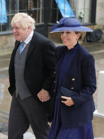 　英国のジョンソン元首相（左）とキャリー夫人＝５月、ロンドン（ゲッティ＝共同）