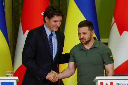 　１０日、ウクライナ首都キーウで、ゼレンスキー大統領（右）と握手するカナダのトルドー首相（ロイター＝共同）