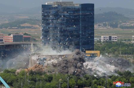 　２０２０年６月、北朝鮮が爆破した開城の南北共同連絡事務所（手前）（朝鮮中央通信＝共同）