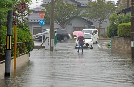 　冠水した秋田市内の住宅街＝１５日午前１０時５１分