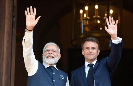 　１４日、パリで手を振るフランスのマクロン大統領（右）とインドのモディ首相（ＡＰ＝共同）