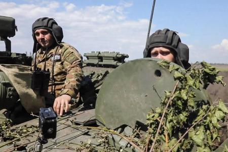 　６月２８日、ウクライナ東部ハリコフ州クピャンスク方面に展開する、ロシア軍兵士（タス＝共同）