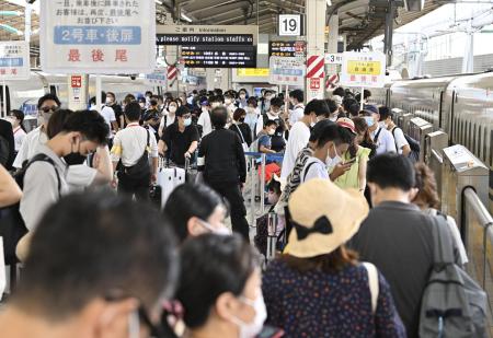 　昨年のお盆休みに、旅行客らで混雑するＪＲ東京駅の東海道新幹線ホーム＝２０２２年８月１１日