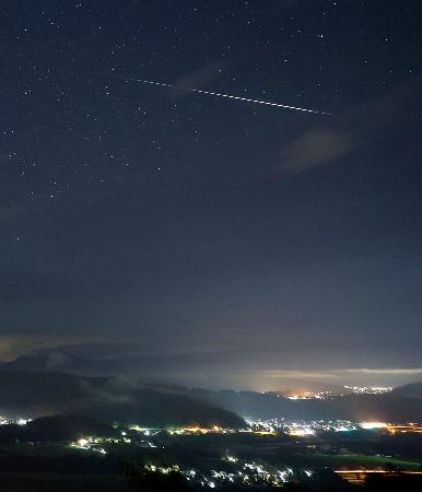 　「ペルセウス座流星群」が出現のピークを迎え、新潟県小千谷市で見られた流れ星＝１４日午前０時５分（１５秒露光）