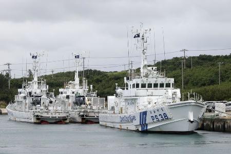 　２２年１２月、沖縄県宮古島市の長山港に停泊する、宮古島海上保安部の巡視船