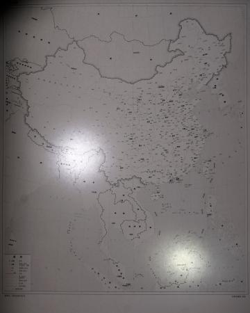 　中国政府が３１日までに公表した新しい地図。インドにある係争地（左）や南シナ海にあるマレーシア近くの海域（右）が中国領として表示された（共同）