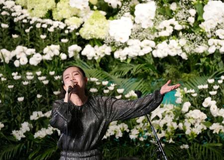 　北海道厚真町で行われた追悼式で、復興への願いを込めた楽曲を披露する小寺聖夏さん＝２日午後