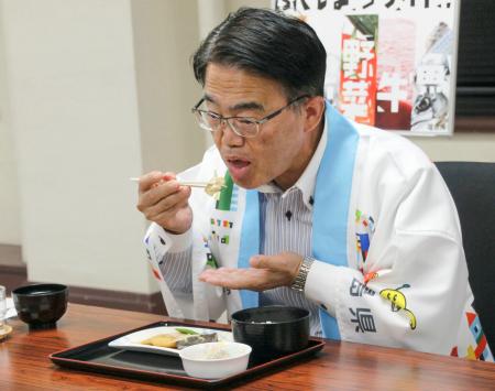 　福島県産の水産物を使ったメニューを試食する愛知県の大村秀章知事＝１１日午前、愛知県庁