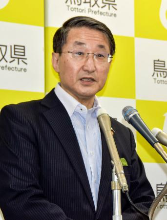 　鳥取県庁で記者会見する平井伸治知事＝１４日