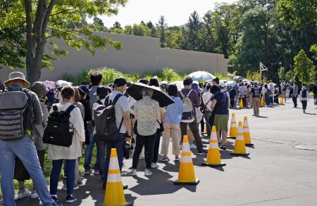 　札幌市の円山動物園で誕生したアジアゾウの赤ちゃんの一般公開を待つ人たち＝１５日午前